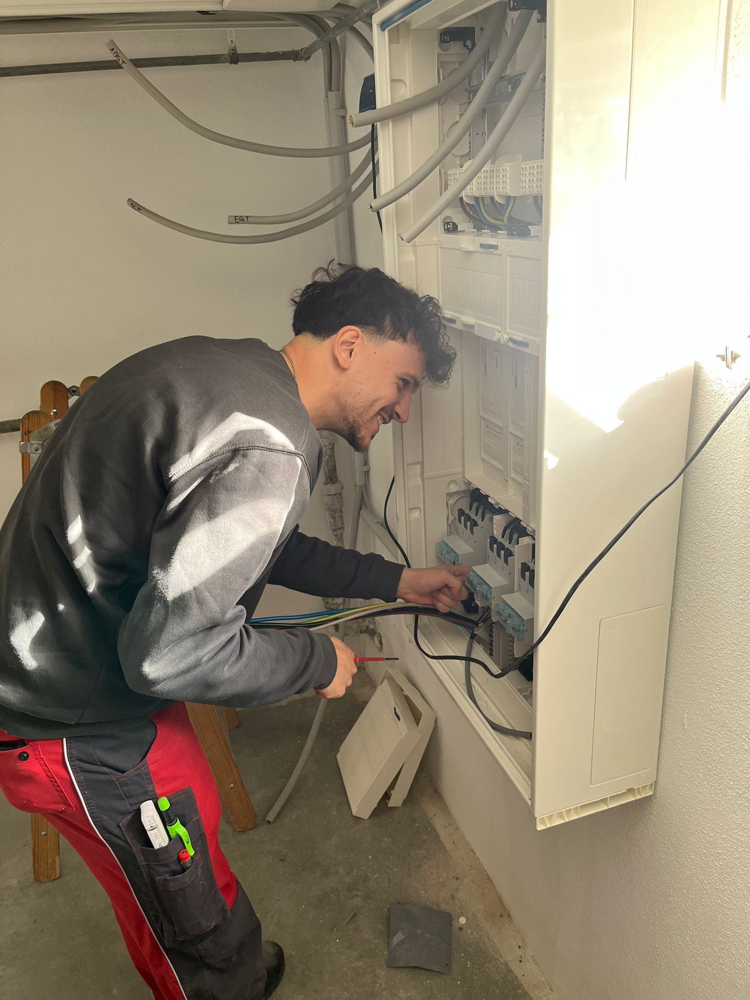 Das Bild zeigt den Mitarbeiter bei der Arbeit