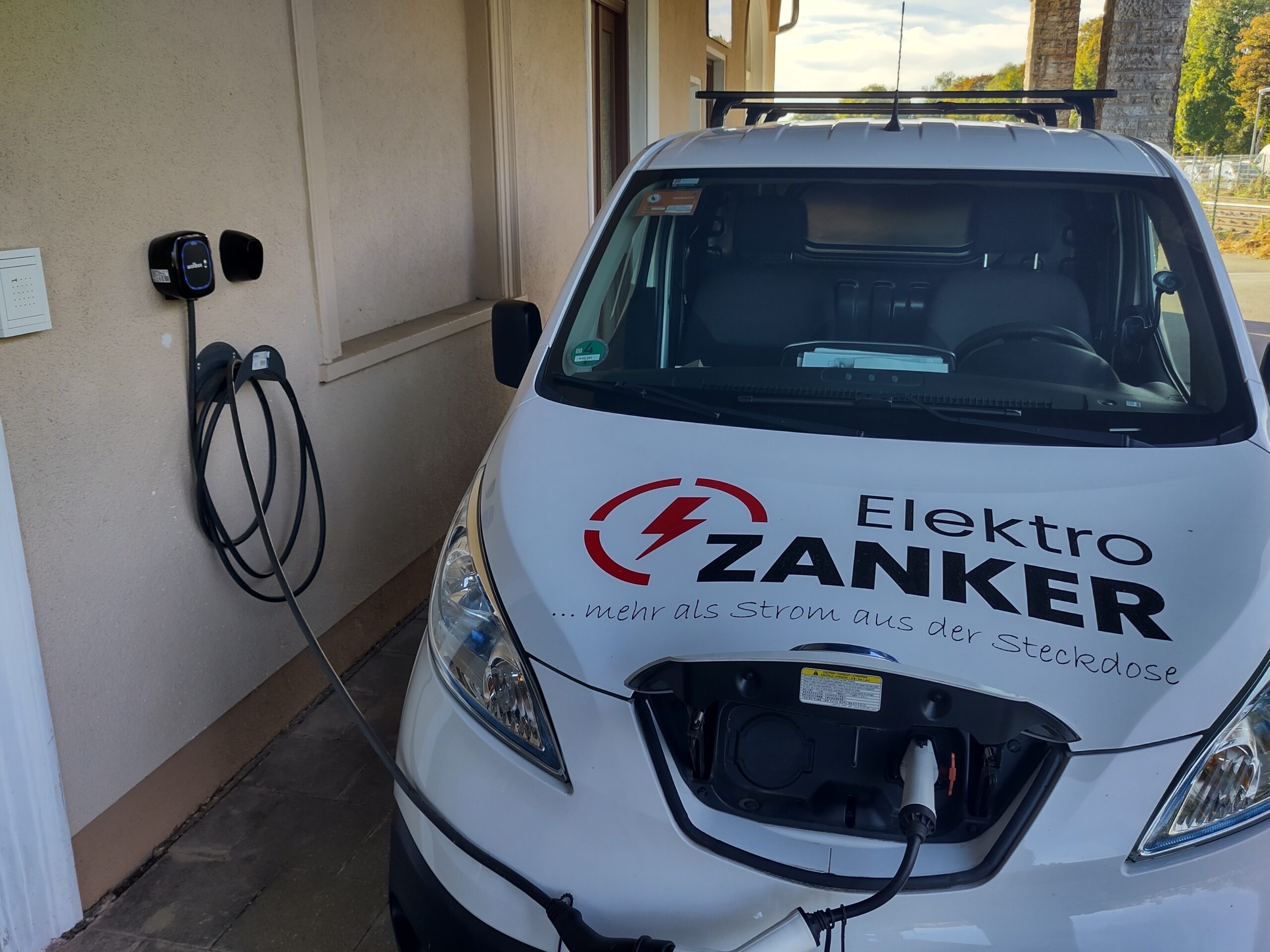 Elektro Auto beim Laden. Elektro Zanker Elektromobilität
